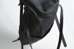 Spiralzipper_backpack_black_nubuk_front2