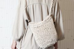 Knit_bag_roundbottom_cotton_beige_onmodel6-scaled