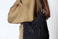 Knit_bag_roundbottom_leather_black_onmodel1