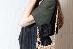 Knit_bag_small_leather_natural_onmodel2