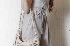 Knit_bag_squarebottom_cotton_beige_onmodel1-scaled