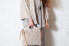 Knit_bag_whandle_cotton_beige_onmodel1-scaled