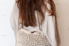 Knit_bag_whandle_cotton_beige_onmodel5-scaled