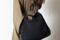 Knit_bag_whandle_cotton_black_onmodel1-scaled