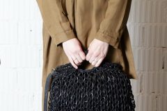 Knit_bag_whandle_leather_black_onmodel1-scaled