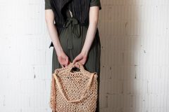 Knit_bag_whandle_leather_natural_onmodel1-scaled