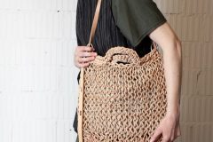 Knit_bag_whandle_leather_natural_onmodel3-scaled